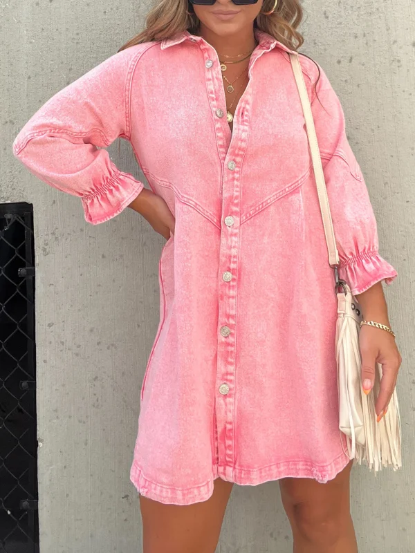 Robe rose en jean avec manches longues au milieu